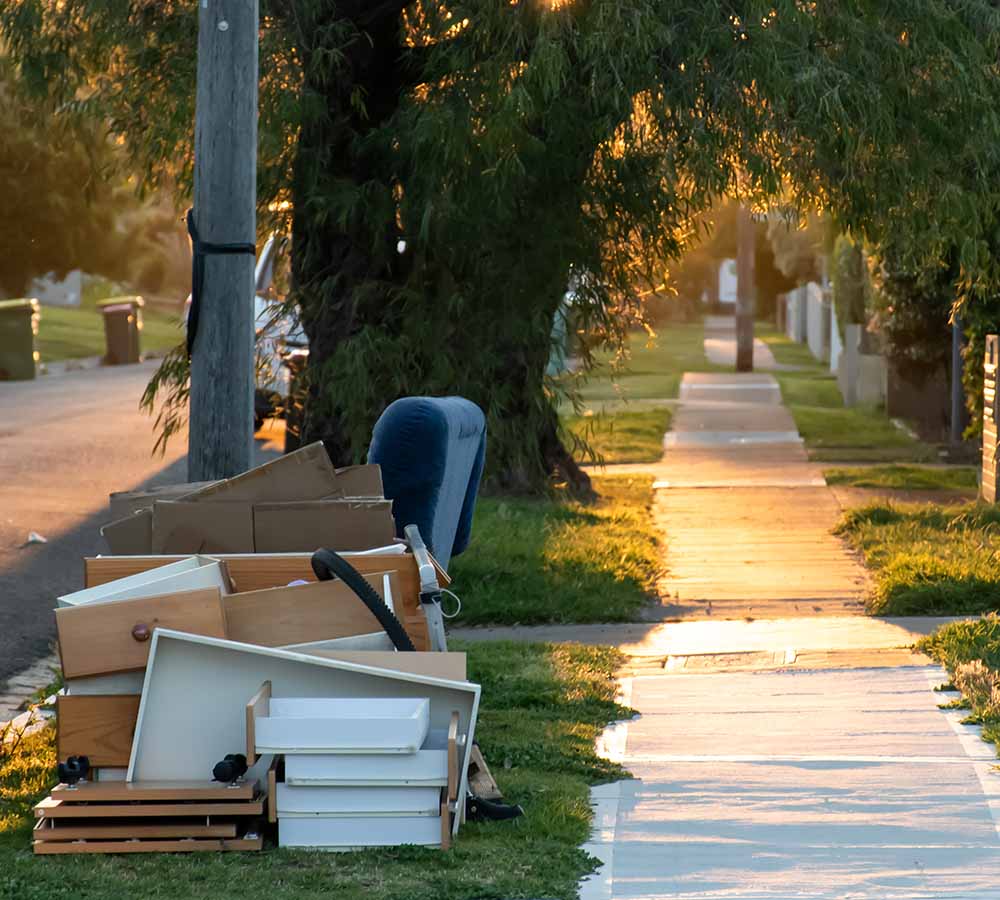 Entrümpelung, Sperrmüll am Straßenrand