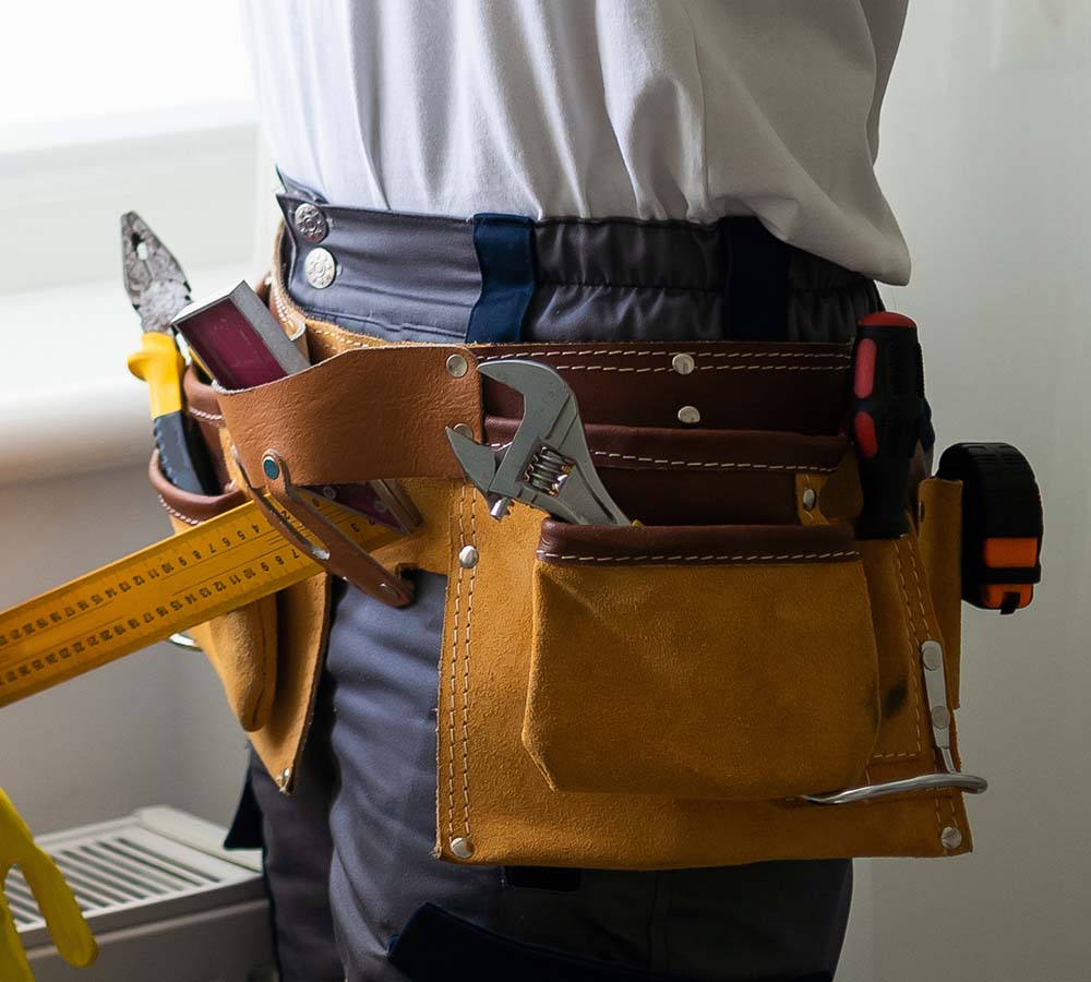 Hausmeister mit Werkzeuggürtel