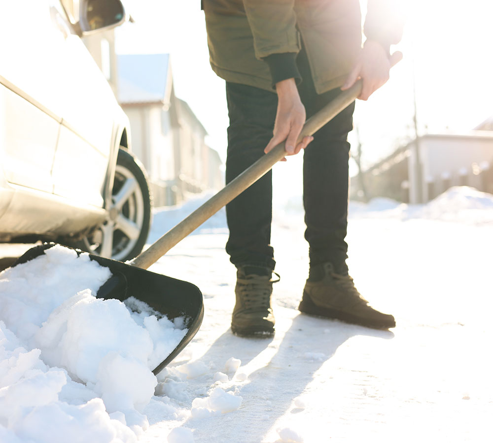Schneeschieben in Autoeinfahrt