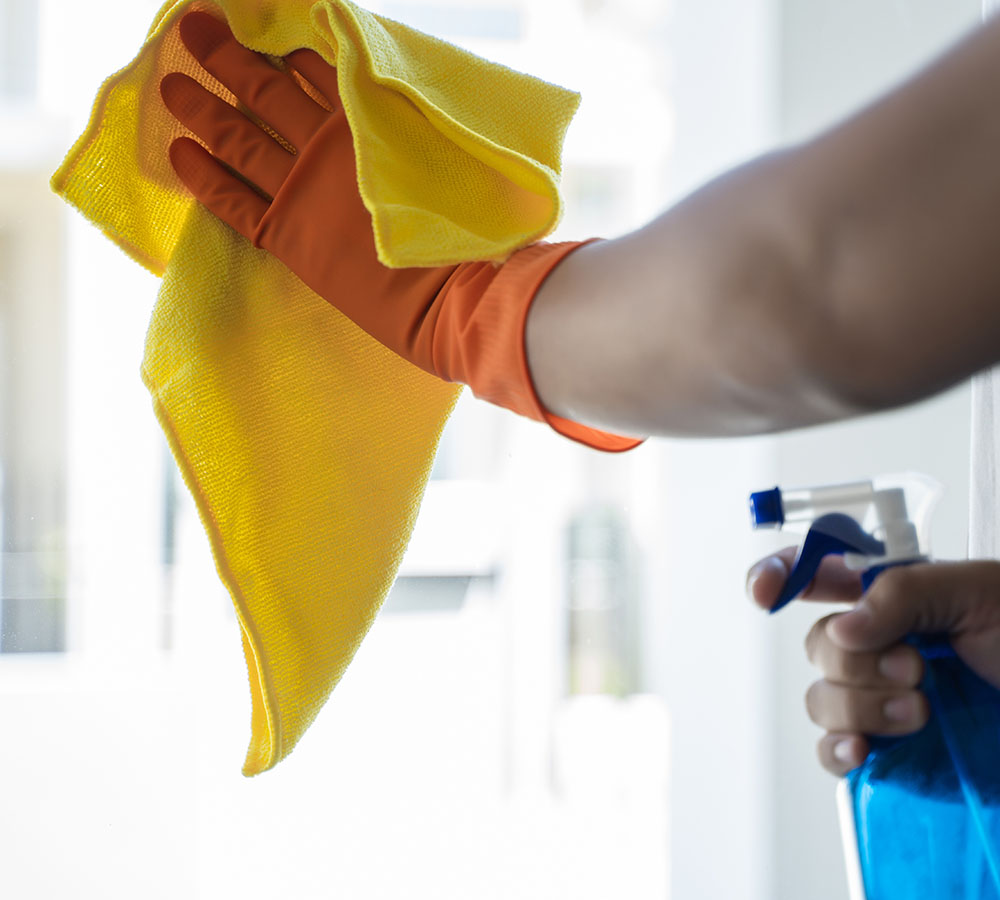 Oberflächenreinigung mit Wischlappen und Reinigungsmittel