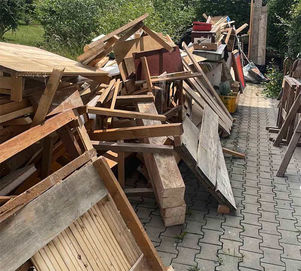 Sperrmüllberg vor Haus