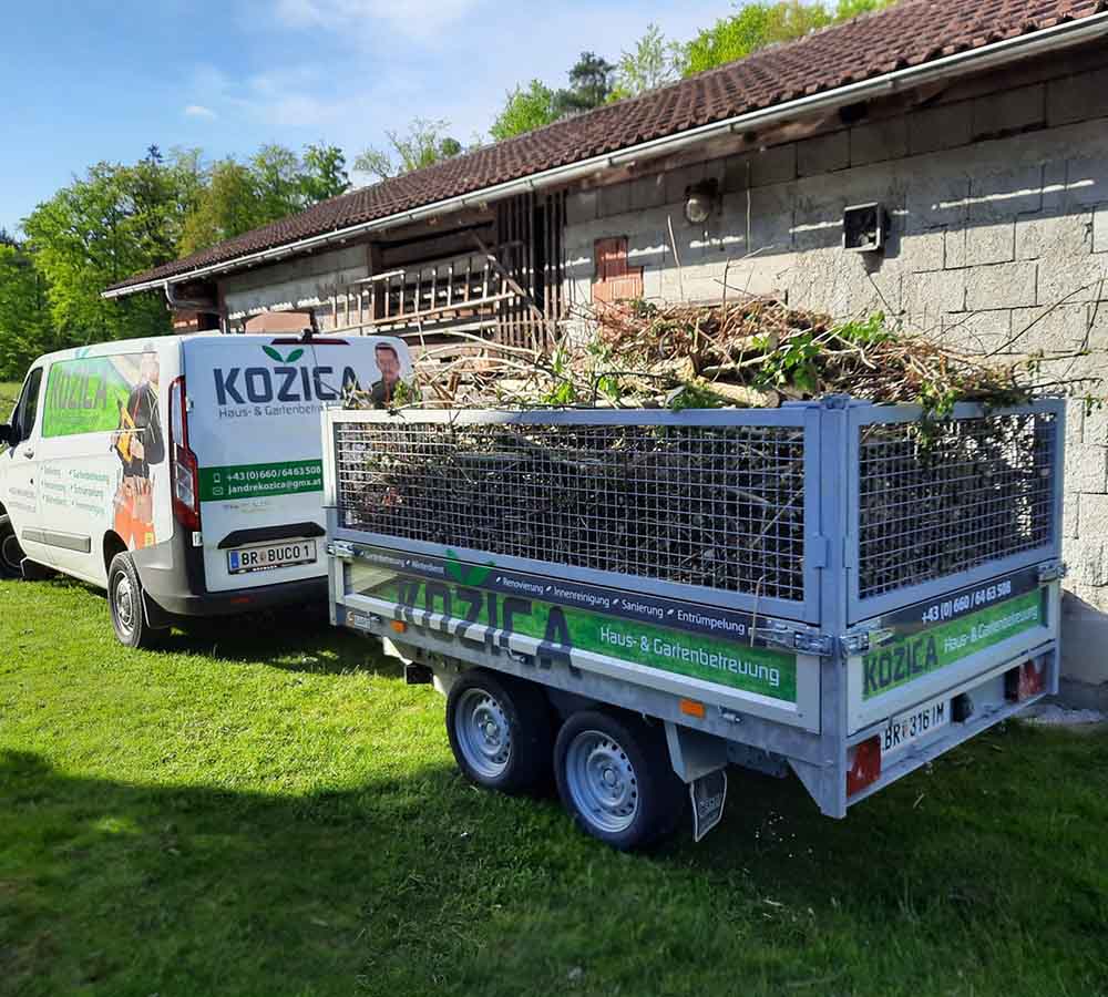 Grünschnitt und Grünabfälle werden abtransportiert