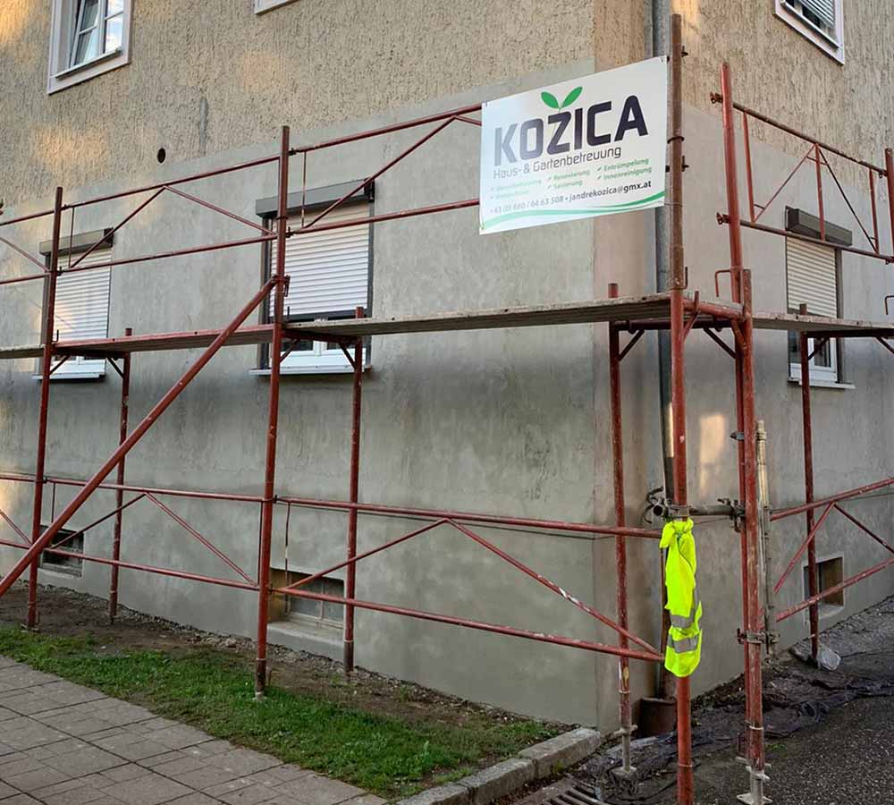 Gerüst an sanierungsbedürftigem Haus